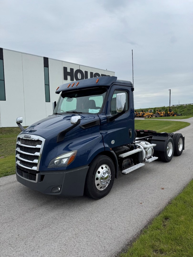 2019 FREIGHTLINER CASCADIA 113 - USED TRUCKS DAY CAB - image 1